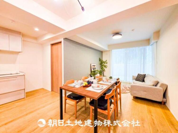 居間 【リビング】大切なご家族、招いた友人と過ごすひと時を溢れる光が優しく包み込む空間。