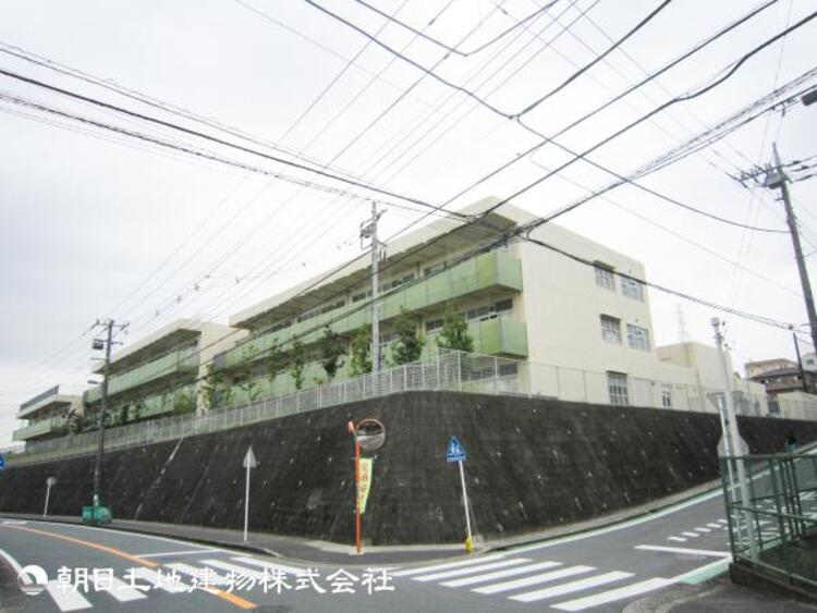 周辺 【美しが丘西小学校】650ｍ　自然豊かな環境と温かい地域連携を生かし、主体的に学ぶ力と豊かな心を育む教育を大切にしている点が大きな魅力です。