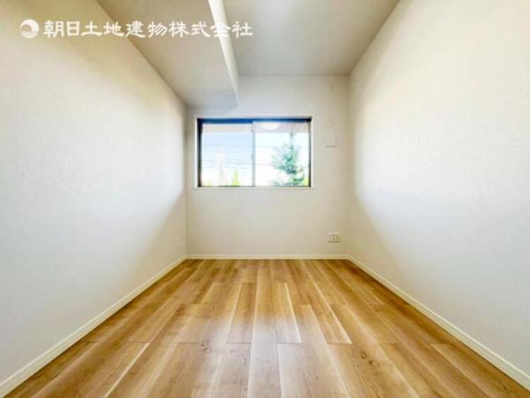 内装 採光を確保した明るい室内は風通しも良く穏やかな時が流れます！様々な生活スタイルにも対応可能な間取り。採光もアクセントの一つとして。この明るい好みの空間で読書をしたり、音楽を聞いたりと一人の時間も充実！ 