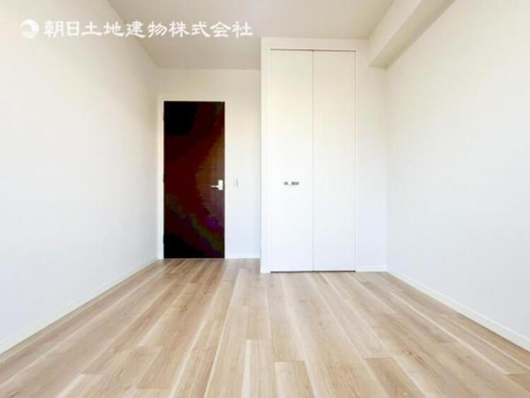 内装 自分の時間を充実させながら心豊かにできるプライベート空間！！穏やかな寛ぎを届ける仕様のゆとりある居室。個室のお部屋が欲しいという要望に応える設計で、過ごす時間が長くてもゆったり落ち着いて過ごせそう！！ 
