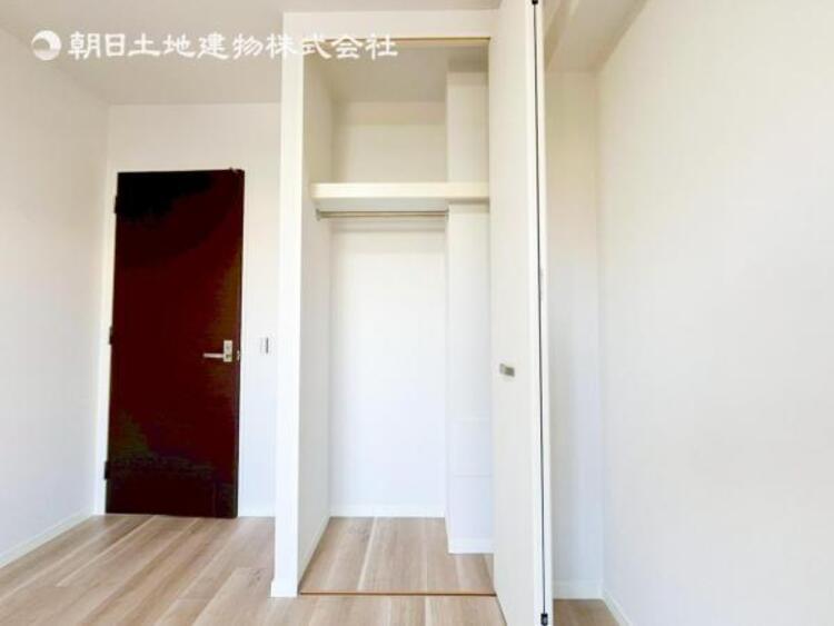 内装 居室はひとり時間を過ごせる安らげるお部屋として活用できます！収納スペースあり！荷物が多くても十分！！ベッドや勉強机、テレビなどを置きたい場合におすすめ！！過ごす時間が長くてもゆったり過ごせそうですね！ 