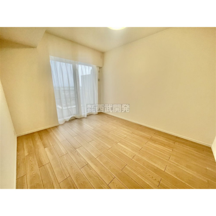 内装 洋室は日当り・通風ともに良好です。明るい部屋はそれだけで気分が晴れやかになりますね。