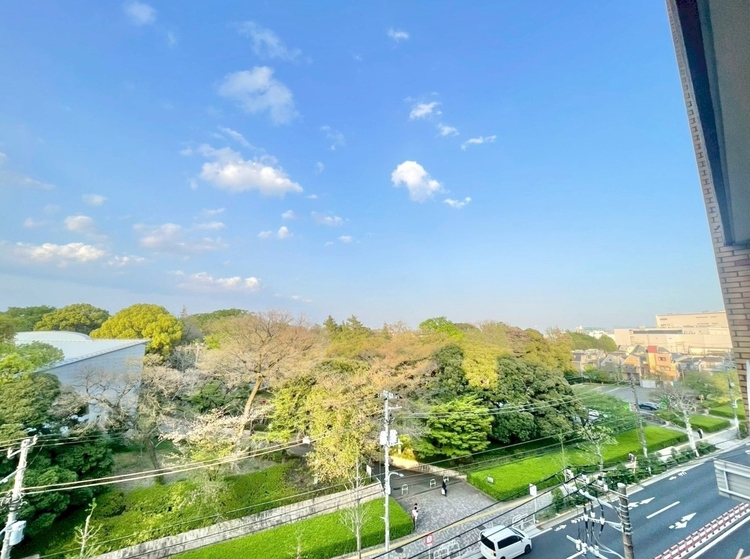 バルコニー 窓を開けると広がる青空。心をリフレッシュして日々を過ごしていきましょう。