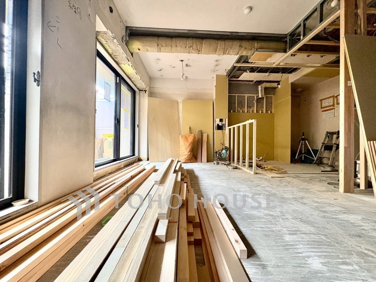 内装 【Living Room】やわらかな光が差し込む午後。家具を配置することで、空間の広がりがより鮮明に。ここから始まる穏やかな日常を。