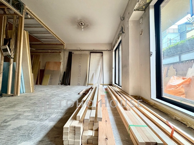 内装 【Living Room】窓を開けると通り抜ける心地よい風。ソファを置いた先に広がる、家族のくつろぎ時間。実際の開放感は現地でぜひ。