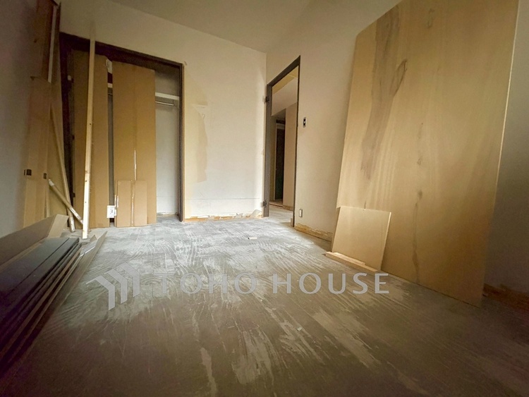 内装 【Private Room】やわらかな光が差し込む朝。書斎にも、子ども部屋にも使える柔軟な設計。暮らしに合わせて変化できる一室です。