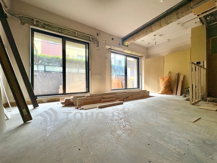 内装 【Living Room】空間に余白があるという贅沢。家具を配置してもゆとりを感じる設計。自然と人が集まるリビングです。