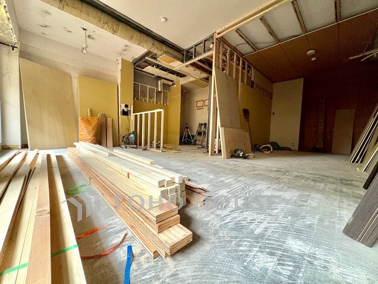 内装 【Living Room】ダウンライトに照らされる静かな夜。テーブルを囲む時間が、何気ない幸せに変わる。生活動線もスムーズな空間です。