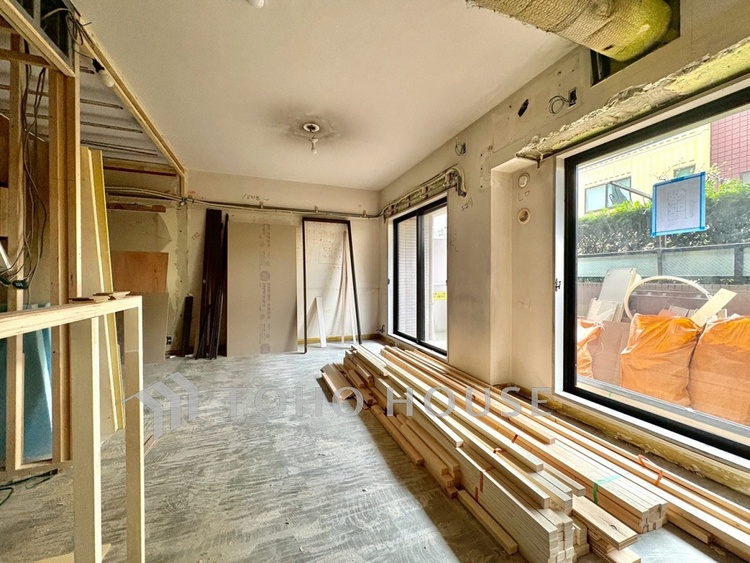 内装 【Living Room】帰宅後、ほっと一息つける場所。家具配置により、暮らしのサイズ感もイメージしやすく。毎日を整えるリビングです。