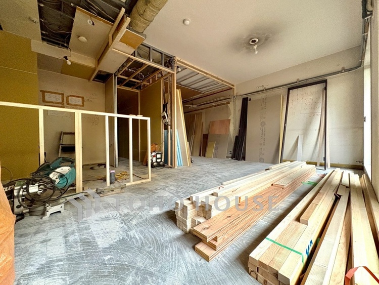 内装 【Living Room】キッチンへとつながる自然な動線。家族の気配を感じながら過ごす時間。実用性と心地よさを兼ね備えた空間です。