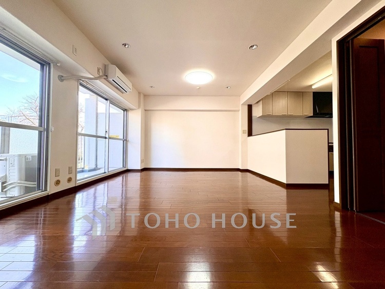 キッチン 【Kitchen】湯気が立ちのぼるたび、会話が弾む。リビングを見渡せる配置で、家族の気配を感じながら料理ができます。日常をやさしく支える空間です。