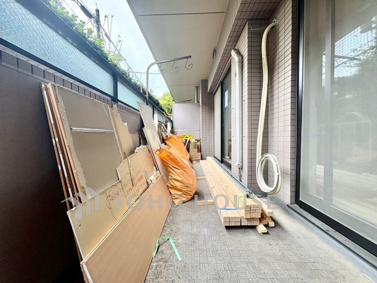 バルコニー 【Balcony】空を近くに感じる開放的な空間。陽当たりも良く、洗濯物も気持ちよく乾きます。日常に少しの余白を。