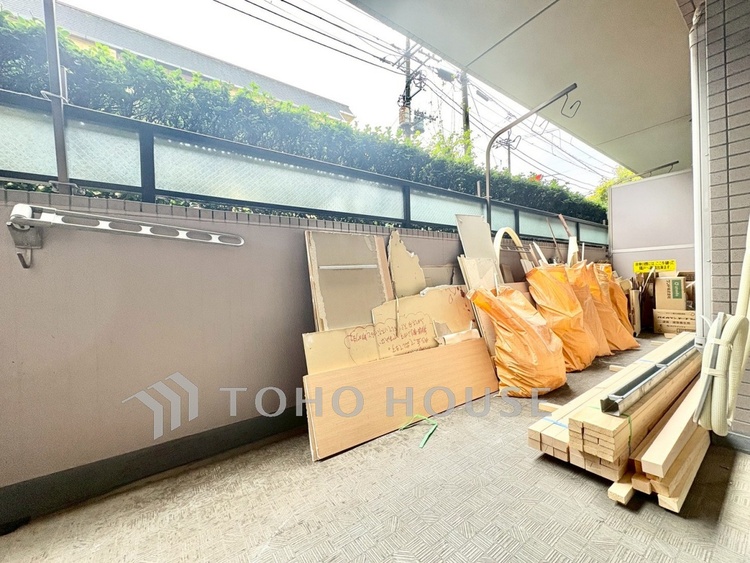 バルコニー 【Balcony】室内とつながる自然な広がり。布団干しも可能なゆとりある設計。実用性も兼ね備えたバルコニーです。