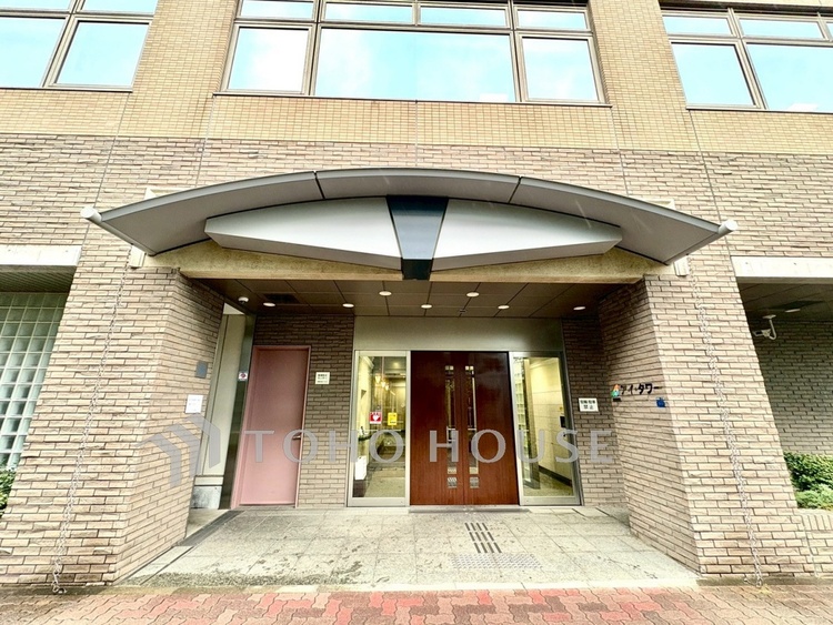 外観 【エントランス】住まう方や訪れる人を優しく迎えてくれるエントランス。マンションの顔となる落ち着いた空間です。