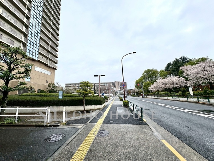 外観 【前面道路】前面道路は見通しが良く、落ち着いた雰囲気の住環境が広がります。