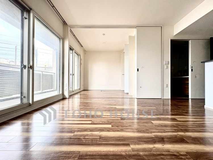 内装 【Living Room】やわらかな光が差し込む午後。家具を配置することで、空間の広がりがより鮮明に。ここから始まる穏やかな日常を。