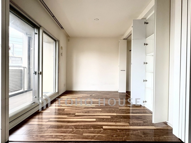 内装 【Private Room】一日の終わりをやさしく包み込む空間。ベッドやデスクを配置してもゆとりある広さ。自分だけの静かな時間をここで。