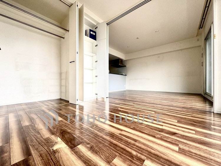 内装 【Private Room】やわらかな光が差し込む朝。書斎にも、子ども部屋にも使える柔軟な設計。暮らしに合わせて変化できる一室です。