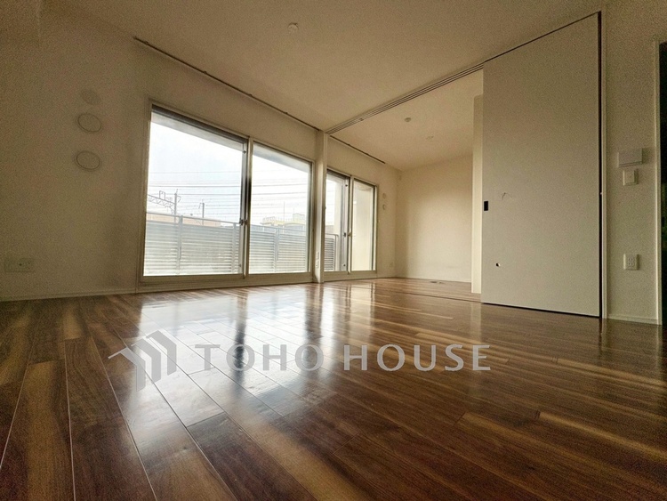 内装 【Living Room】空間に余白があるという贅沢。家具を配置してもゆとりを感じる設計。自然と人が集まるリビングです。