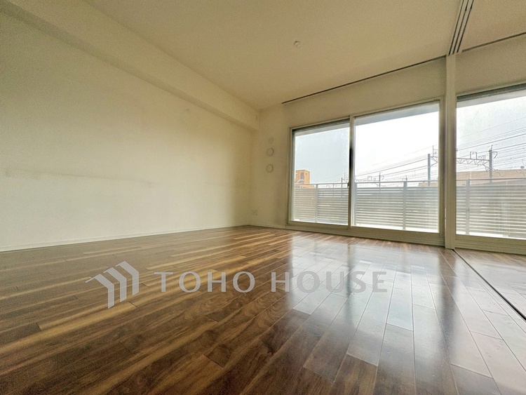 内装 【Living Room】ダウンライトに照らされる静かな夜。テーブルを囲む時間が、何気ない幸せに変わる。生活動線もスムーズな空間です。