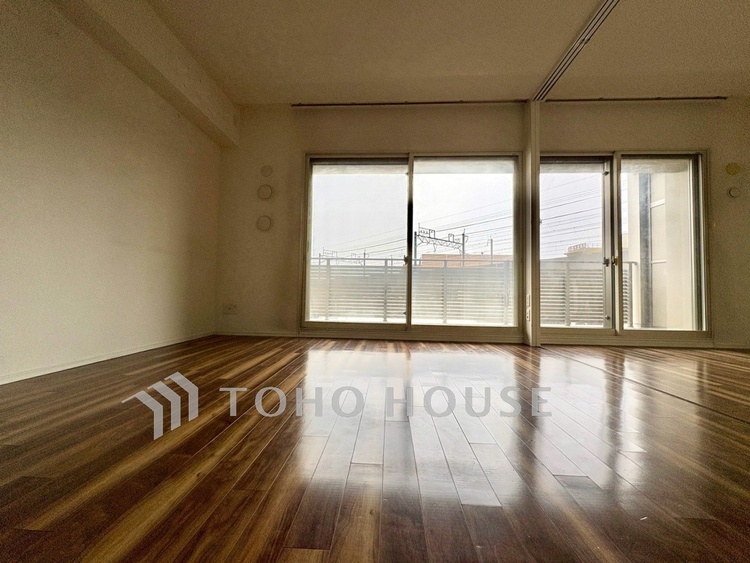 内装 【Living Room】帰宅後、ほっと一息つける場所。家具配置により、暮らしのサイズ感もイメージしやすく。毎日を整えるリビングです。