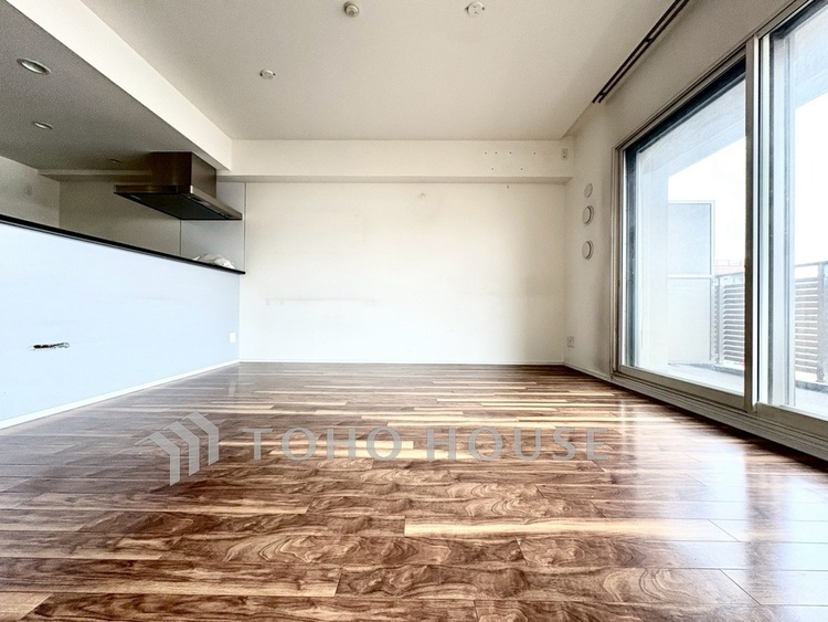 内装 【Living Room】キッチンへとつながる自然な動線。家族の気配を感じながら過ごす時間。実用性と心地よさを兼ね備えた空間です。