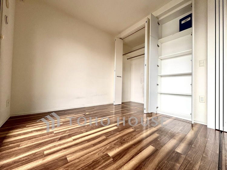 内装 【Bedroom】深呼吸したくなる静けさ。家具配置を想定しやすい整った形状。落ち着きある毎日を支える空間です。