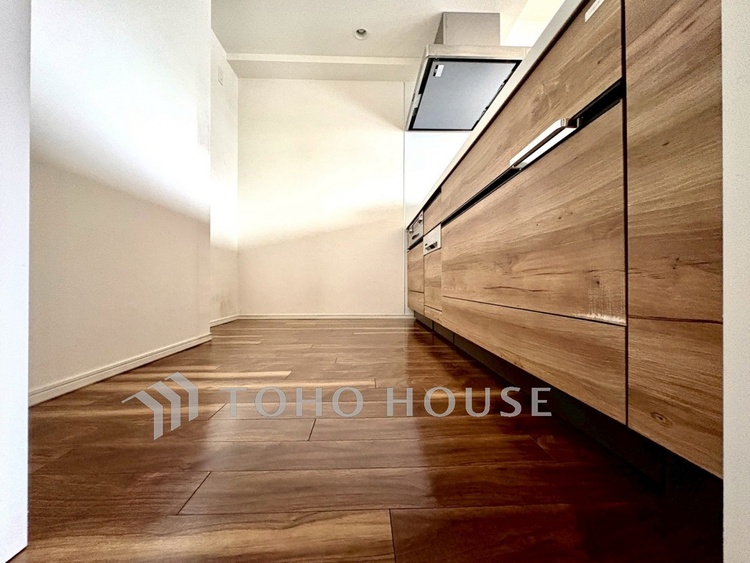 キッチン 【Kitchen】湯気が立ちのぼるたび、会話が弾む。リビングを見渡せる配置で、家族の気配を感じながら料理ができます。日常をやさしく支える空間です。