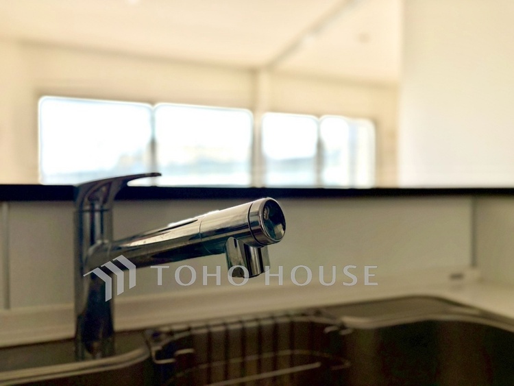 キッチン 【Kitchen】やわらかな光に包まれる調理時間。対面式で、料理をしながら自然と会話が生まれる空間。暮らしの中心になる場所です。