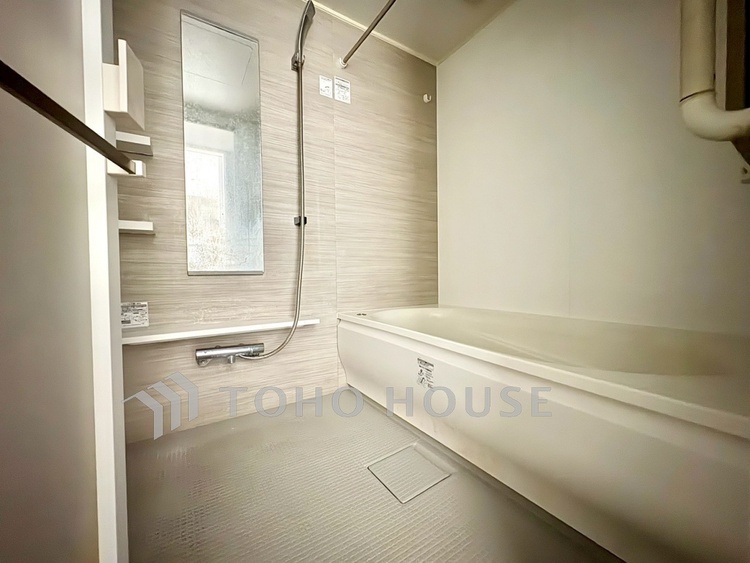 風呂 【Bathroom】一日の疲れをゆっくりと癒す空間。足を伸ばして入れる浴槽で、心までほどける時間を。