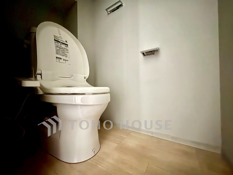 トイレ 【Toilet Room】落ち着いた色合いが心を整える。お手入れのしやすい設計で、清潔に保てます。機能性と清潔感を兼ね備えています。