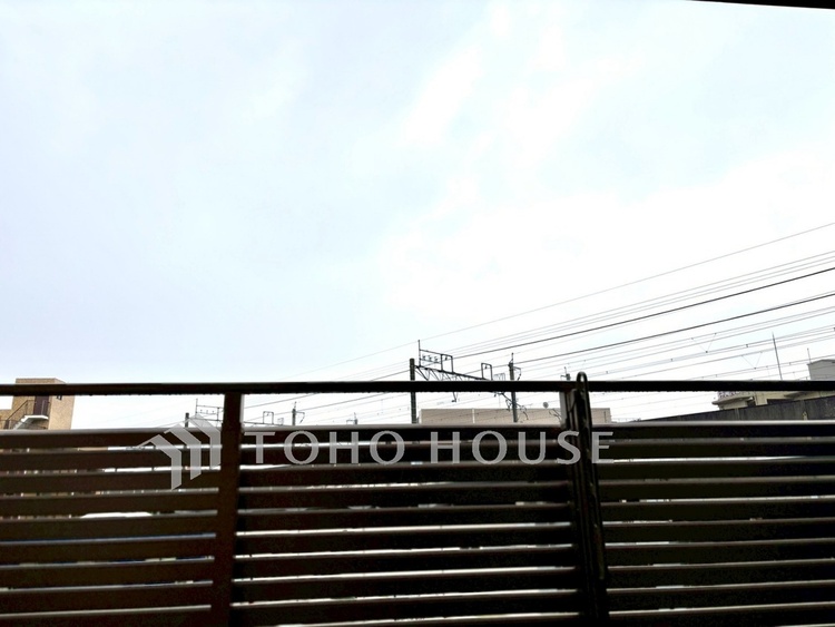 バルコニー 【Balcony】空を近くに感じる開放的な空間。陽当たりも良く、洗濯物も気持ちよく乾きます。日常に少しの余白を。