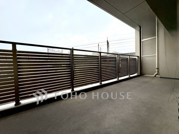 バルコニー 【Balcony】室内とつながる自然な広がり。布団干しも可能なゆとりある設計。実用性も兼ね備えたバルコニーです。