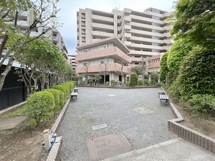 その他 【中庭】マンションの敷地内には、中庭もございます。