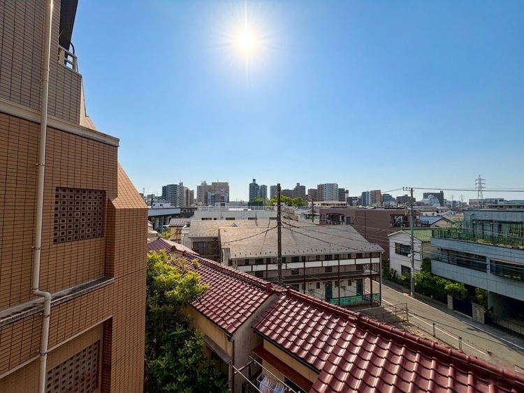 バルコニー 窓を開けると広がる青空。心をリフレッシュして日々を過ごしていきましょう。