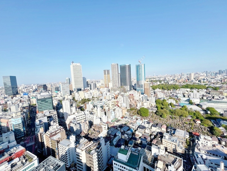 バルコニー 窓を開けると広がる青空。心をリフレッシュして日々を過ごしていきましょう。