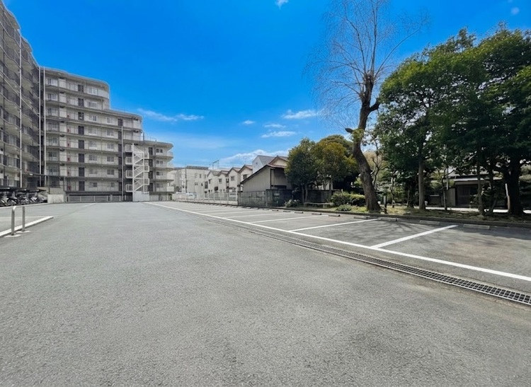 駐車場 本物件の駐車スペースです。車種制限のある場合もございますので、お気軽にお問い合わせくださいませ。