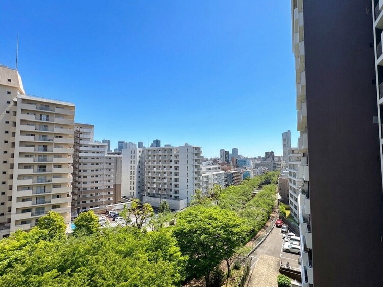 バルコニー 窓を開けると広がる青空。心をリフレッシュして日々を過ごしていきましょう。
