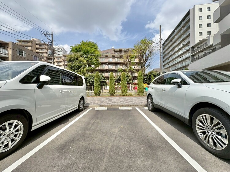 駐車場 本物件の駐車スペースです。車種制限のある場合もございますので、お気軽にお問い合わせくださいませ。