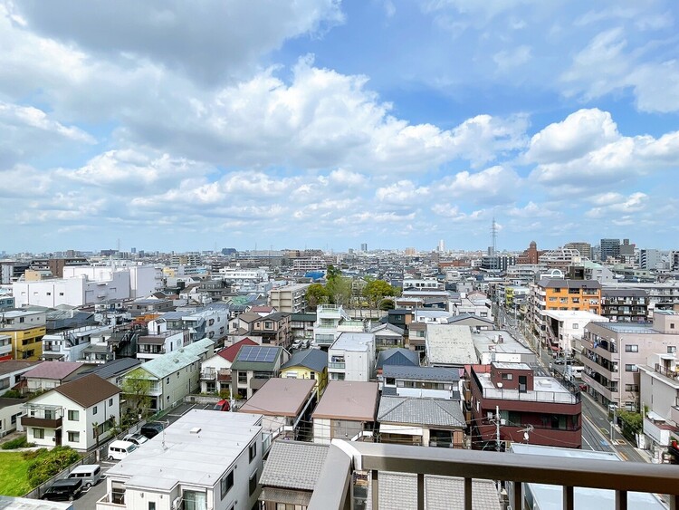 バルコニー 窓を開けると広がる青空。心をリフレッシュして日々を過ごしていきましょう。