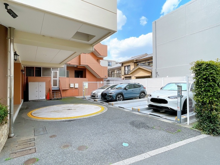 駐車場 本物件の駐車スペースです。車種制限のある場合もございますので、お気軽にお問い合わせくださいませ。