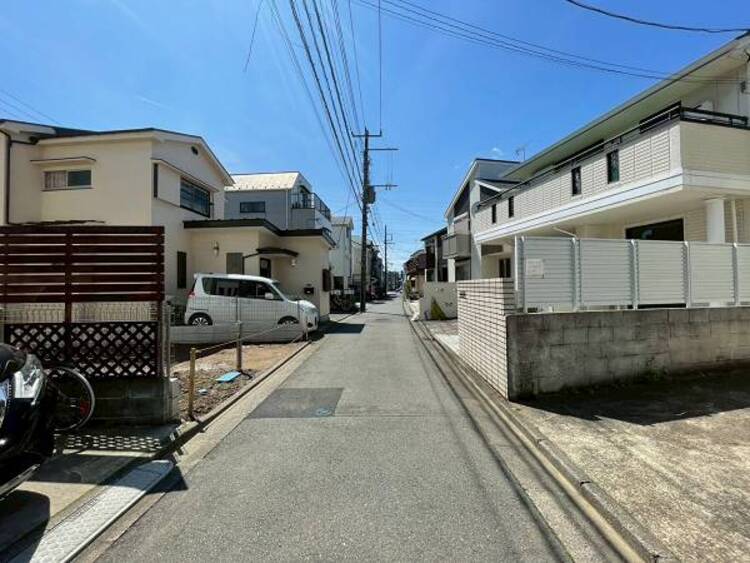 その他 車通りの少ない前面道路。安心して駐車できます。