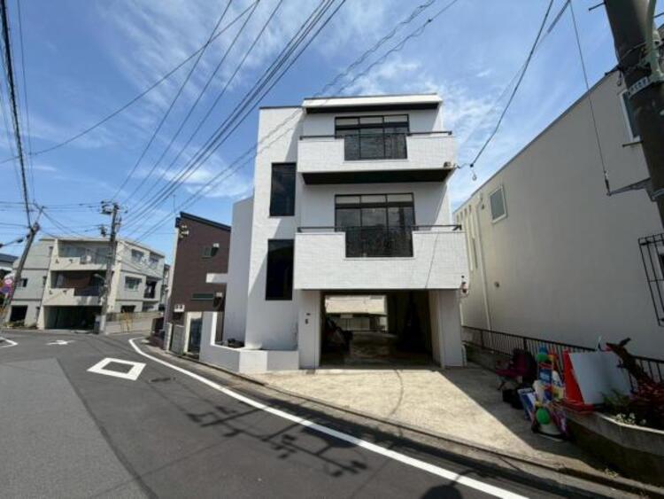外観 窓からたっぷりと陽光が注がれる明るい住まい。ご家族の成長に合わせてお住まい頂ける仕様の間取り。日々の疲れを癒してくれる主寝室。お子様も自分のお部屋でお勉強など出来るお部屋のご用意もございます。