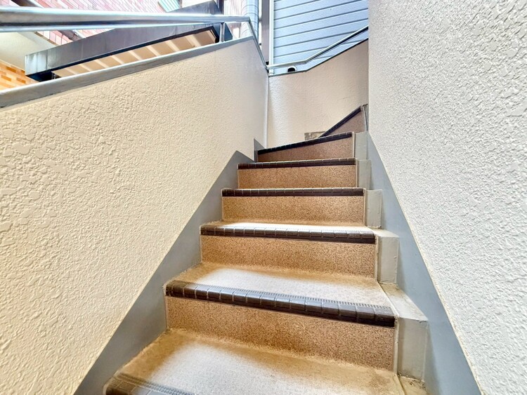 その他 共用部の階段です。明るく清潔に管理されています。