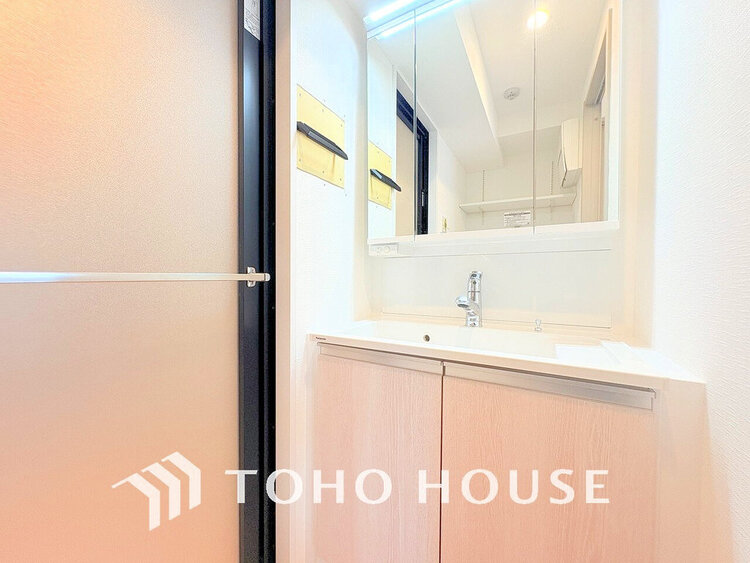 洗面 白を基調とした清潔感のある洗面室で朝の身支度を