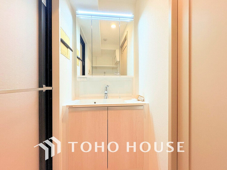 洗面 落ち着きのある色合いでまとめられた洗面室