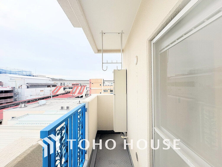 バルコニー 日当たりの良いバルコニーで晴れの日の洗濯物も楽しみになりますね