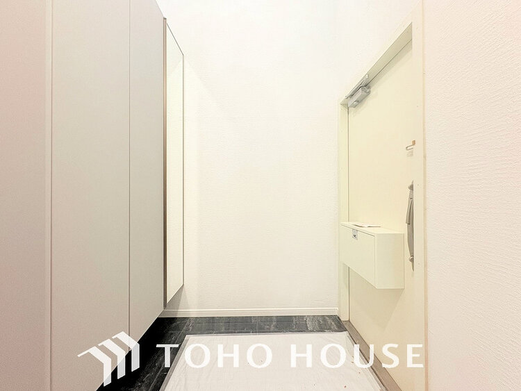 玄関 落ち着いた雰囲気の玄関、家族の帰りを暖かく迎えてくれます