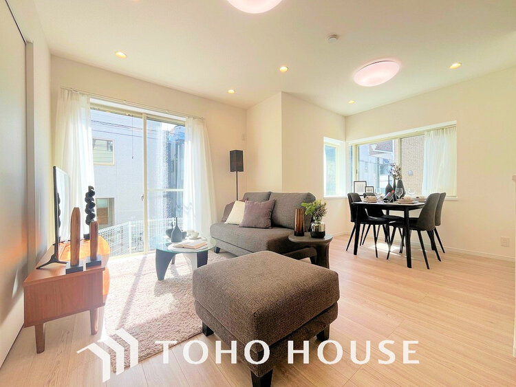 内装 広がりのある住空間、家族が集まるリビング・ダイニング