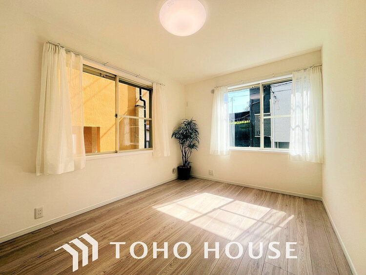 内装 採光もある洋室は、くつろぎのひと時を過ごすのにぴったり